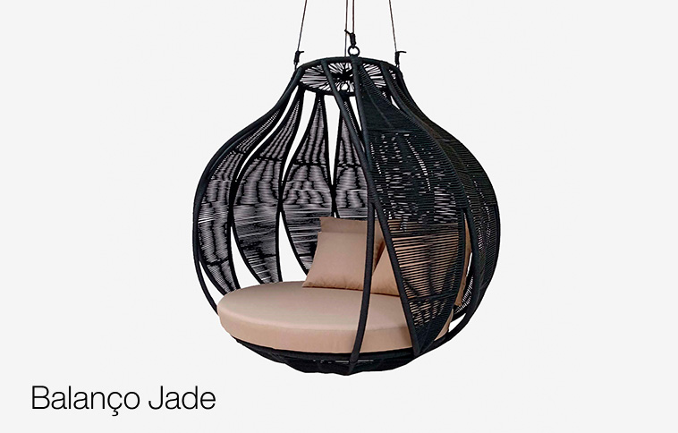 Foto de um balanço Jade, ideal para relaxar ao ar livre com conforto e estilo.