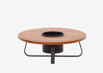 Imagem de uma mesa de centro com champanheira, perfeita para momentos de descontração e elegância em casa.